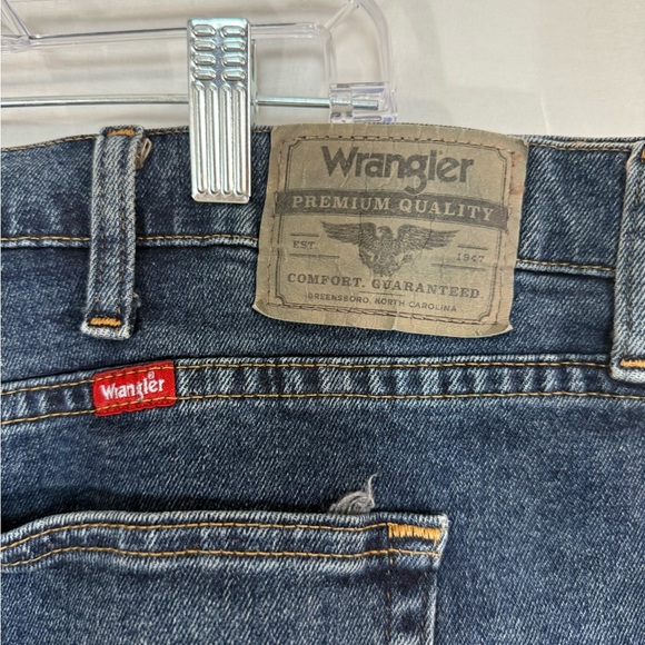 Wrangler Premium Quality Relaxed Fit Jeans Men’s 44x30 Dark Wash Denim Straight - Picture 2 of 11